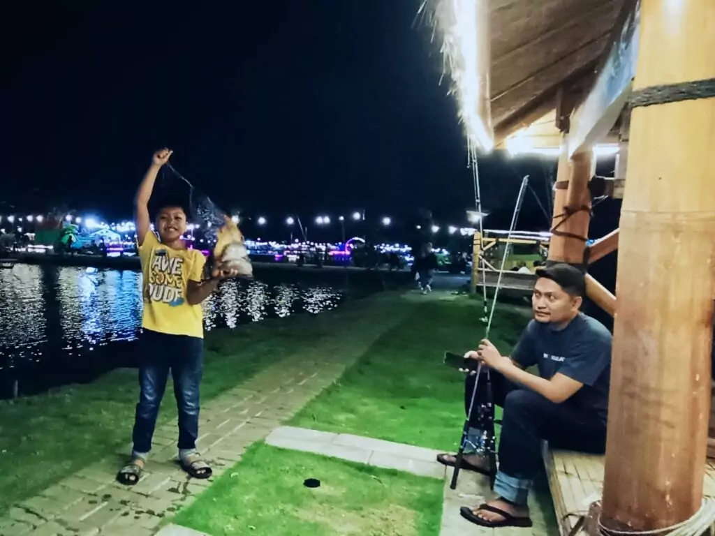 Pengunjung memancing ikan di Yussar Fishing and Playground