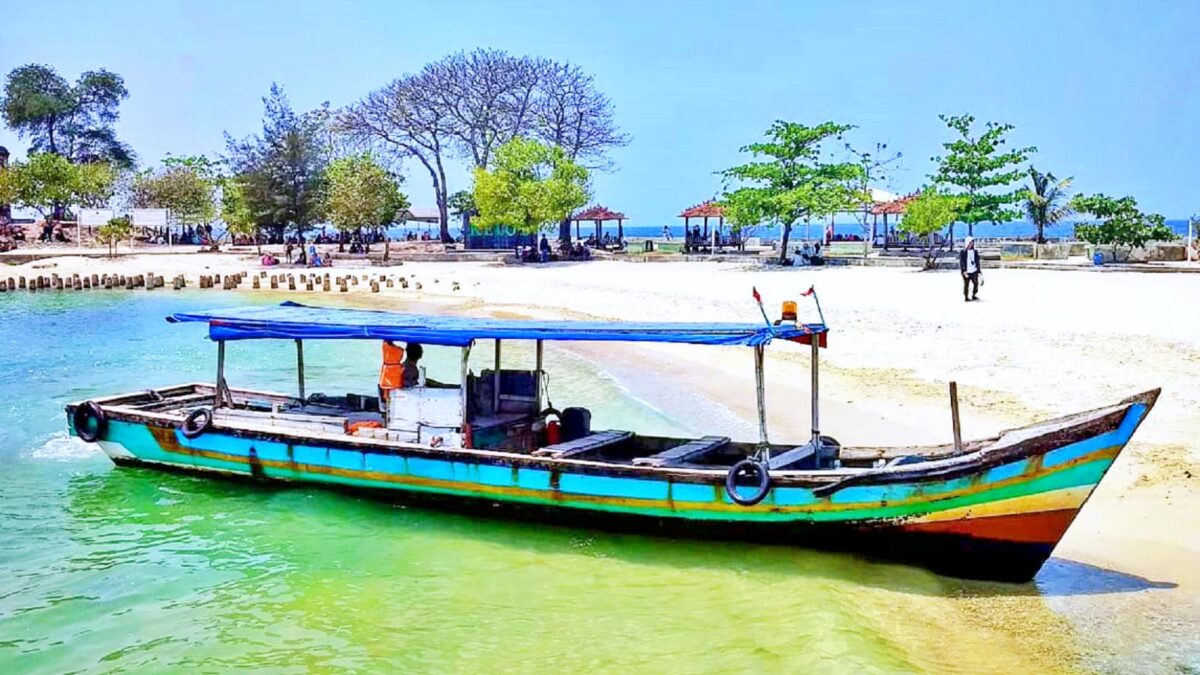 Perahu bersandar di Pulau Kahyangan Kepulauan Seribu