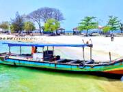 Perahu bersandar di Pulau Kahyangan Kepulauan Seribu