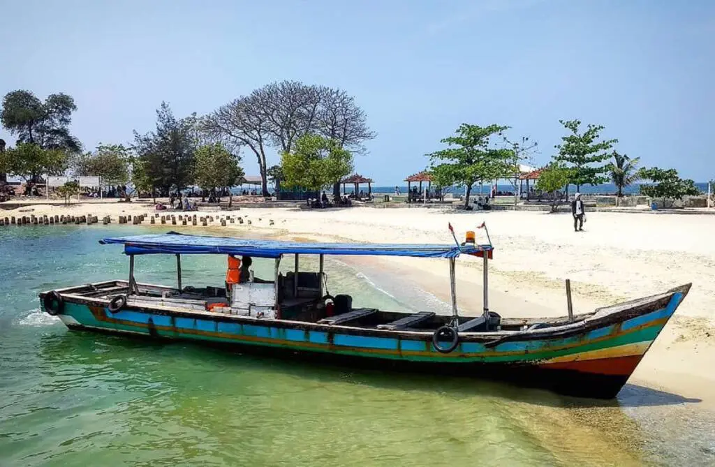 Perahu yang Bersandar di Pulau Kahyangan