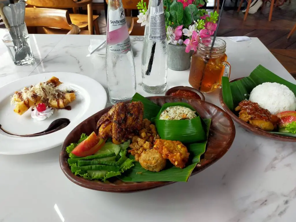 Roofpark Cafe & Restaurant juga menghidangkan aneka makanan khas Nusantara