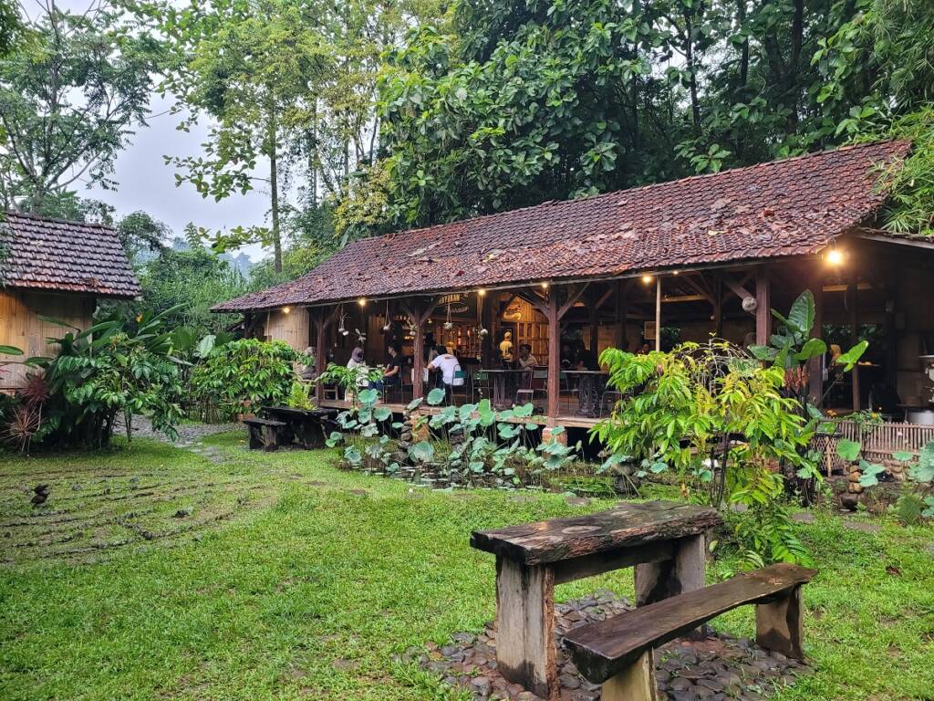Rumah Kopi Ranin tempat ngopi di Bogor yang menawarkan suasana asri