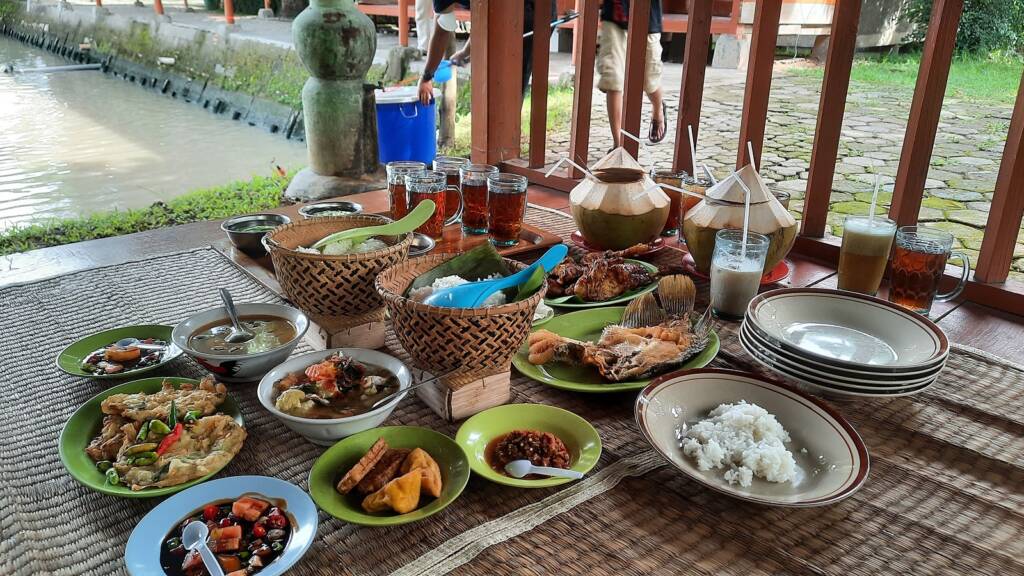 Bukan hanya aneka masakan khas Sunda, Saung Mang Ajo juga menyediakan berbagai fasilitas