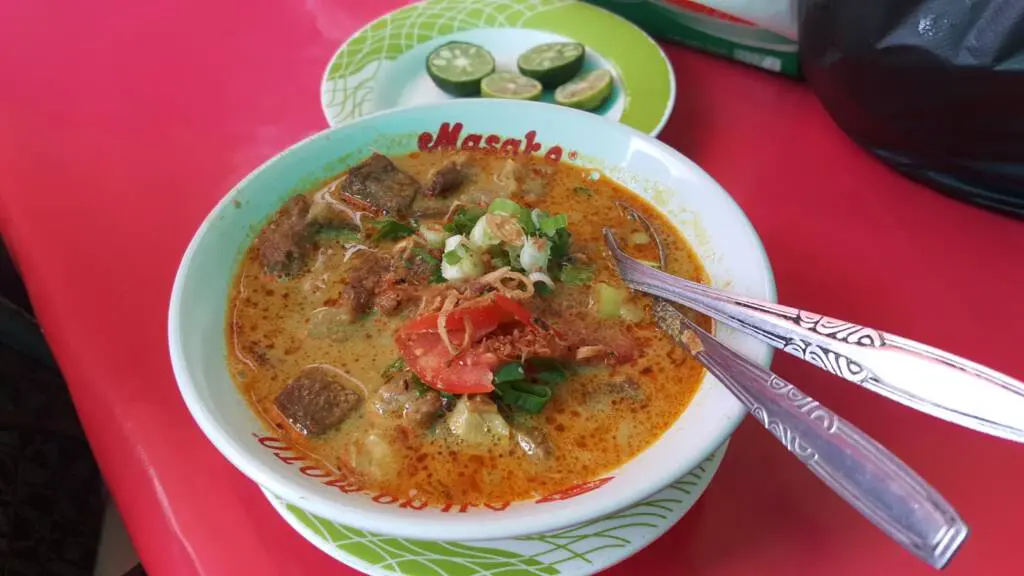 Soto Tangkar Mang Naen termasuk kuliner legendaris di Karawang yang patut dicoba