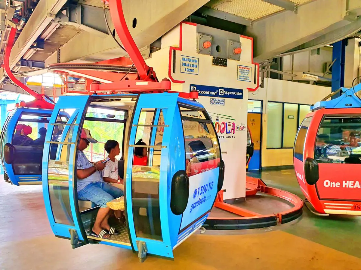 wisatawan bersiap di stasiun gondola