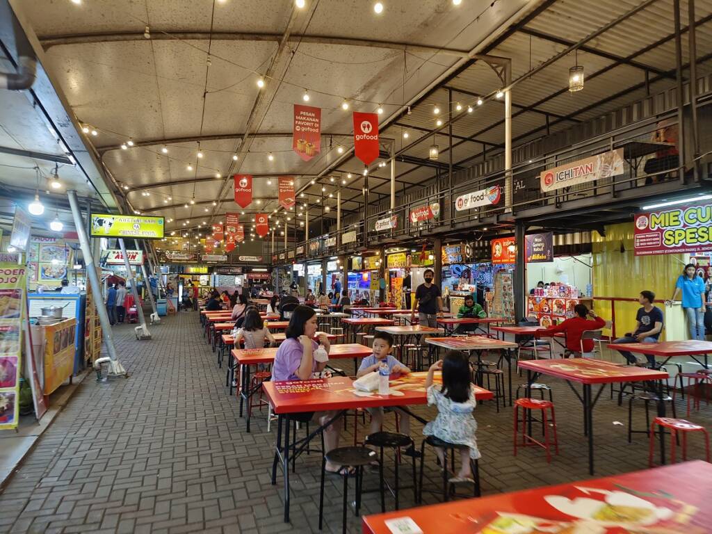 Sudirman Street Day and Night Market menjadi salah satu pusat kuliner di Bandung