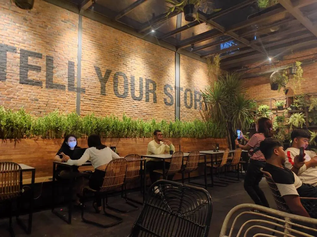 Two Stories dikenal sebagai salah satu kafe instagramable dan jadi tujuan anak muda Bogor yang ingin ngopi santai