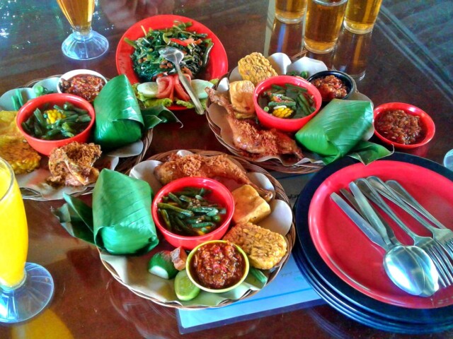 menu khas sunda di restoran Lebak Sari Indah
