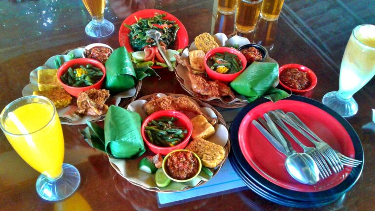menu khas sunda di restoran Lebak Sari Indah