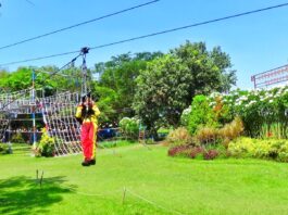 anak-anak sedang bermain wahana flying fox