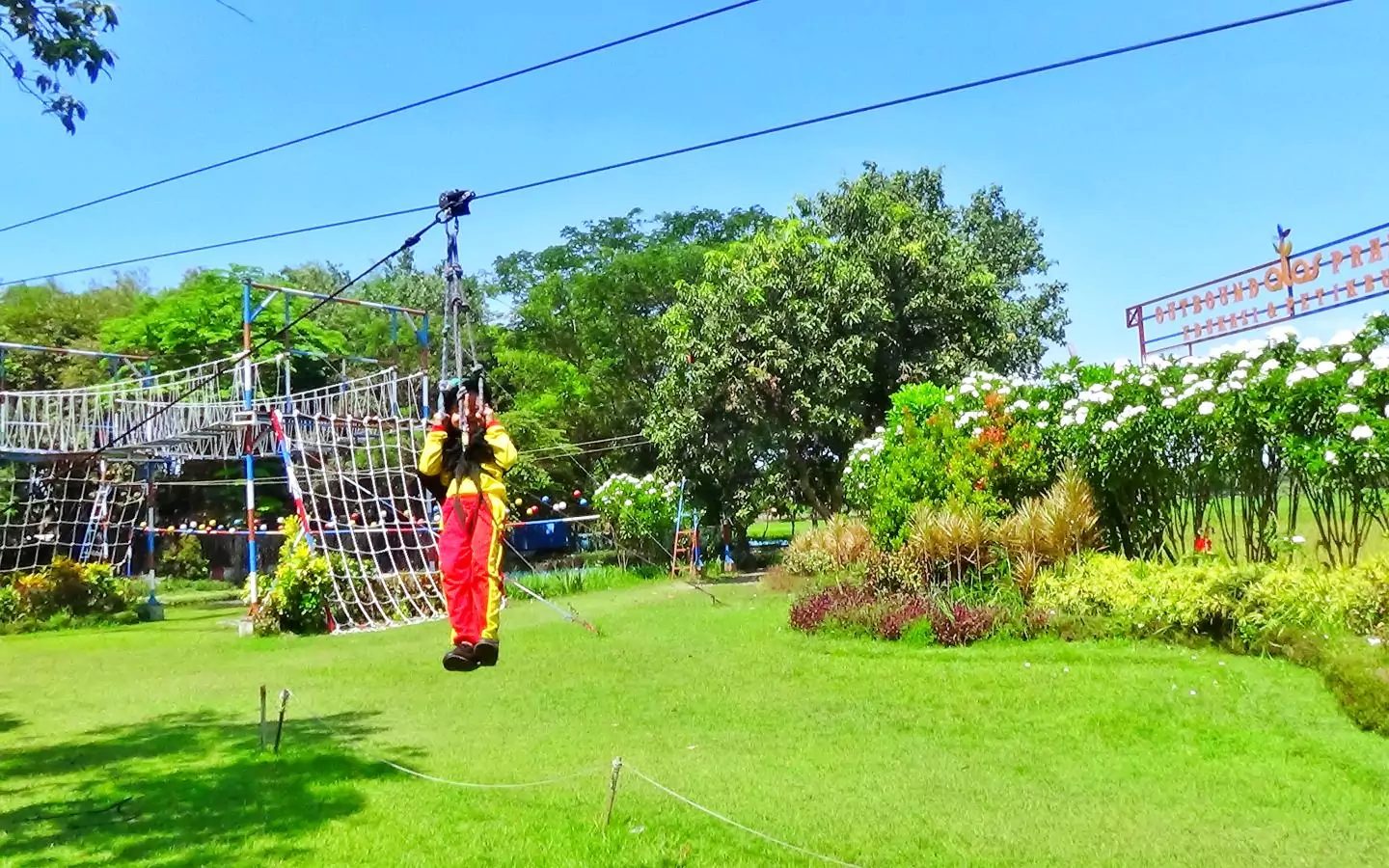 anak-anak sedang bermain wahana flying fox