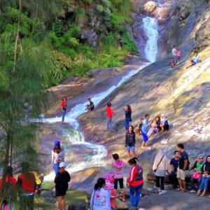 Ramai wisatawan di sekitar aliran sungai Air Terjun Kalipait