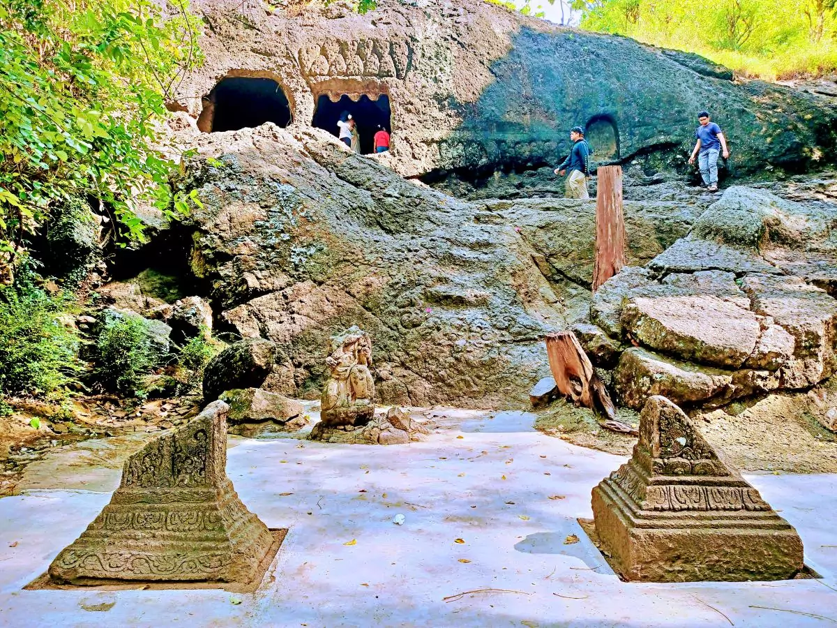 suasana di sekitar Goa Selomangleng Kediri
