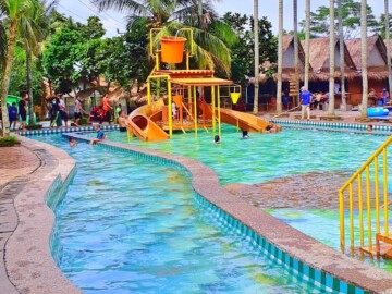 Wahana waterpark di Kampung Turis Karawang