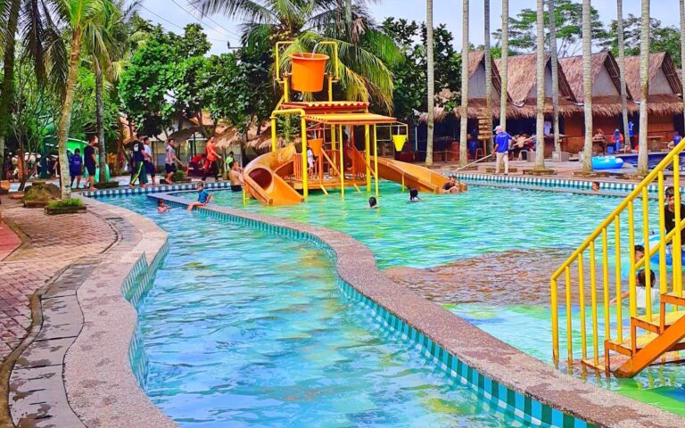 Wahana waterpark di Kampung Turis Karawang