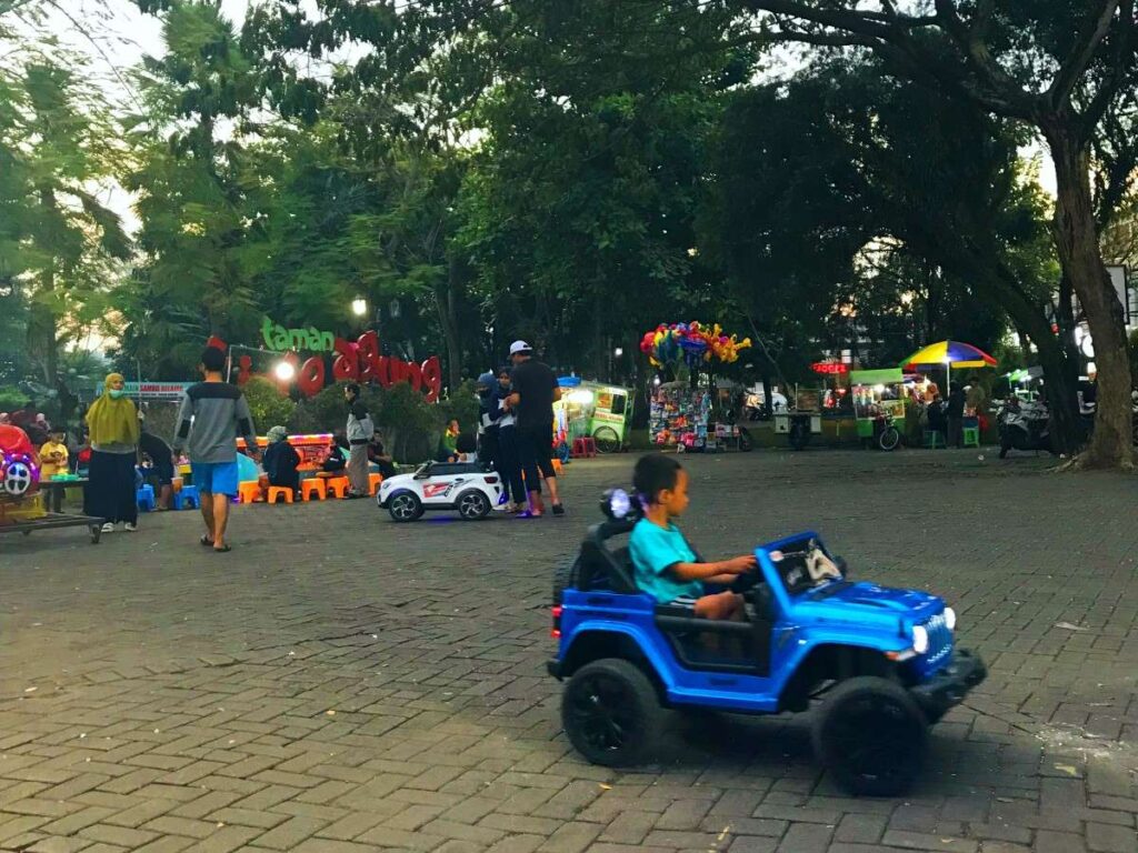Permainan mobil remot di Taman Tirto Agung