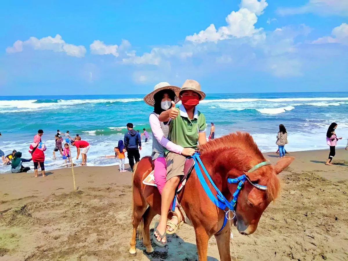 Menunggang kuda di tepi pantai suwuk kebumen