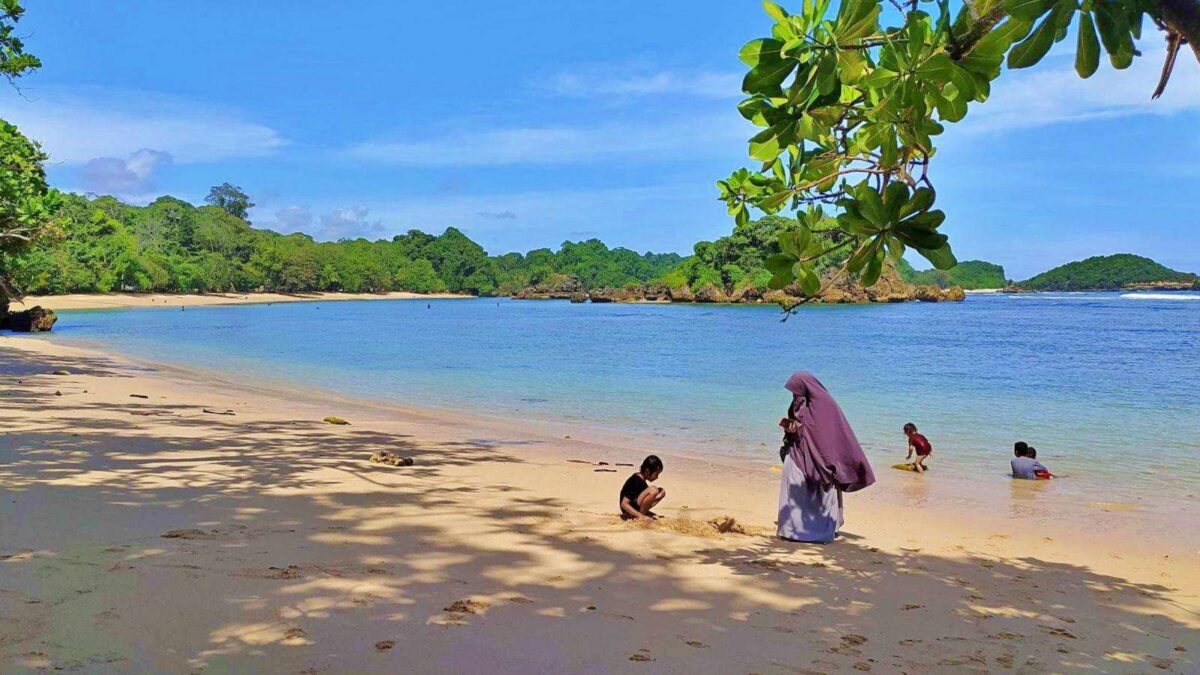 Bermain di Tepi Pantai Banyu Meneng