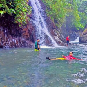 Body rafting di jernihnya sungai area Balckcanyon Petungkriyono