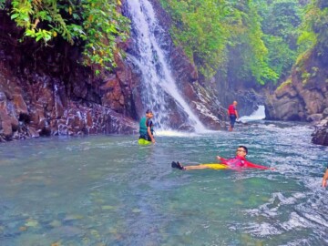 Body rafting di jernihnya sungai area Balckcanyon Petungkriyono
