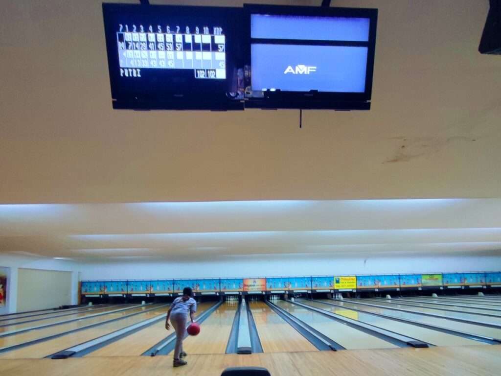 Permainan Bowling di Bengawan Sport Centre
