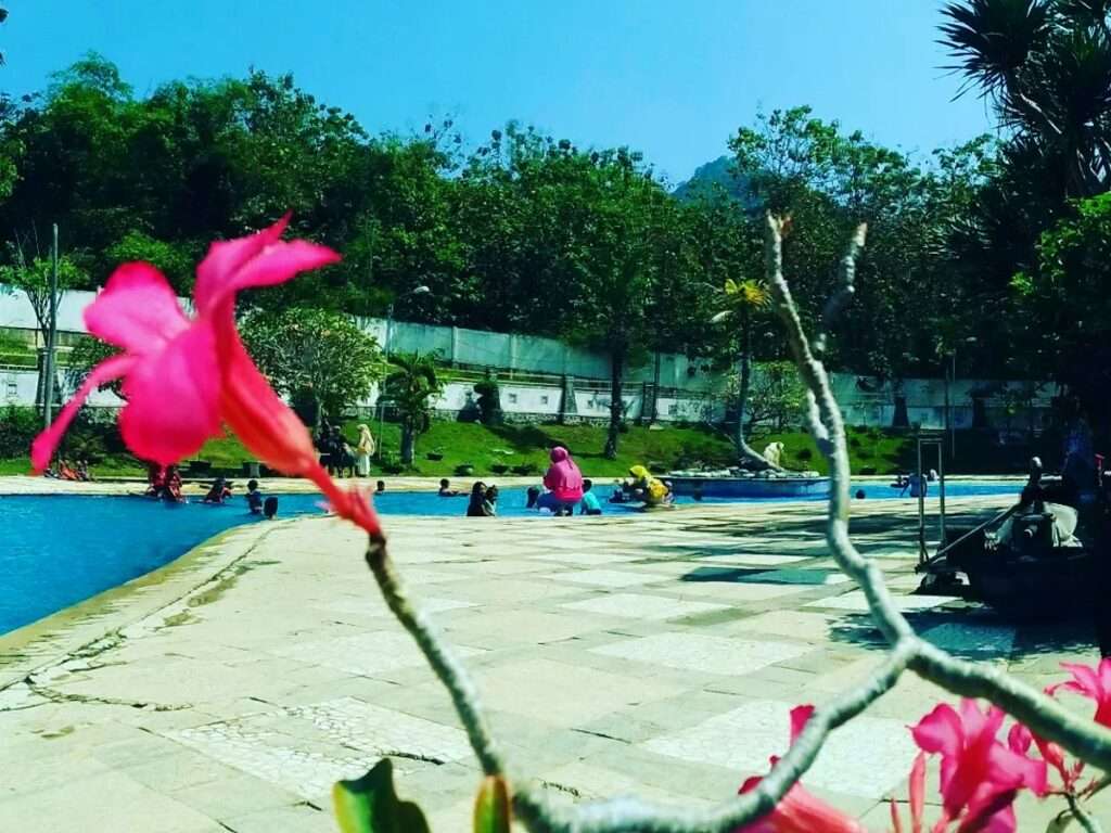 Pengunjung berenang di kolam renang Goa Selomangleng