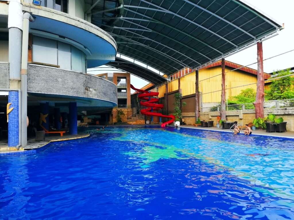 kolam renang outdoor di Atlas Sport Club