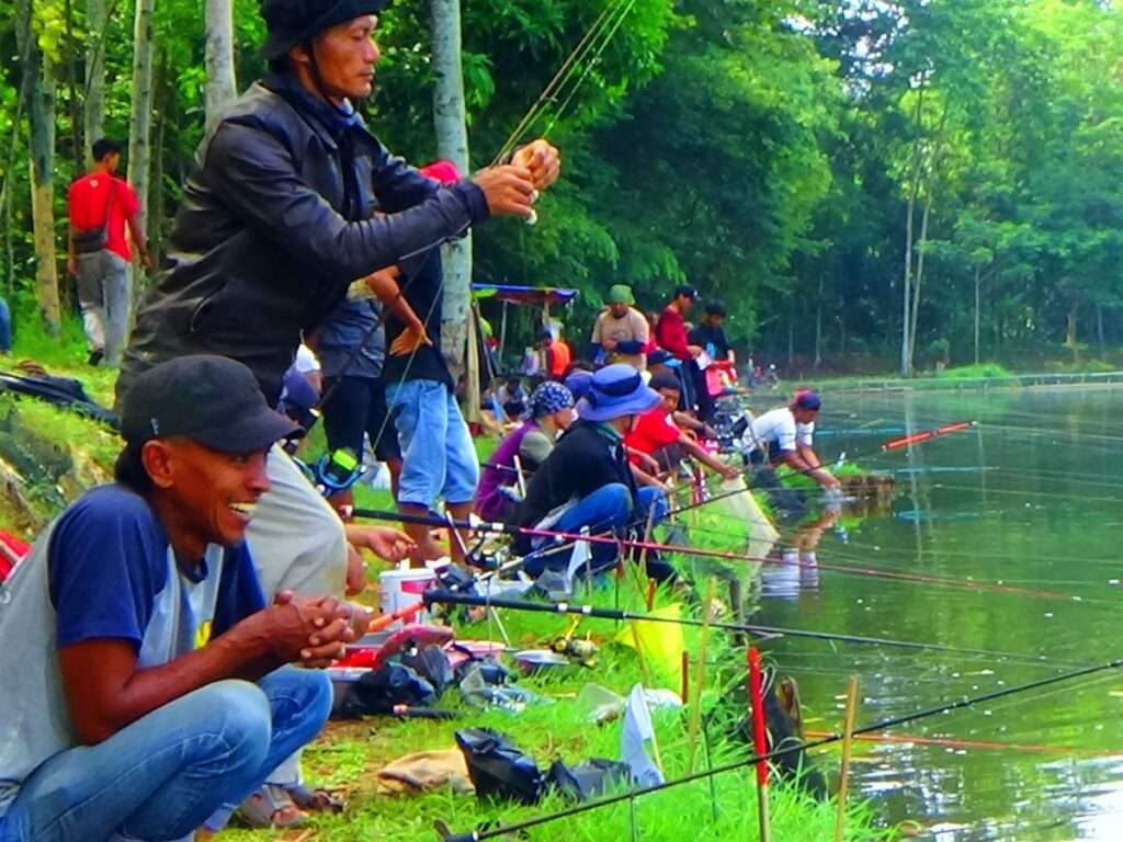 Kegiatan memancing di Situ Jatijajar