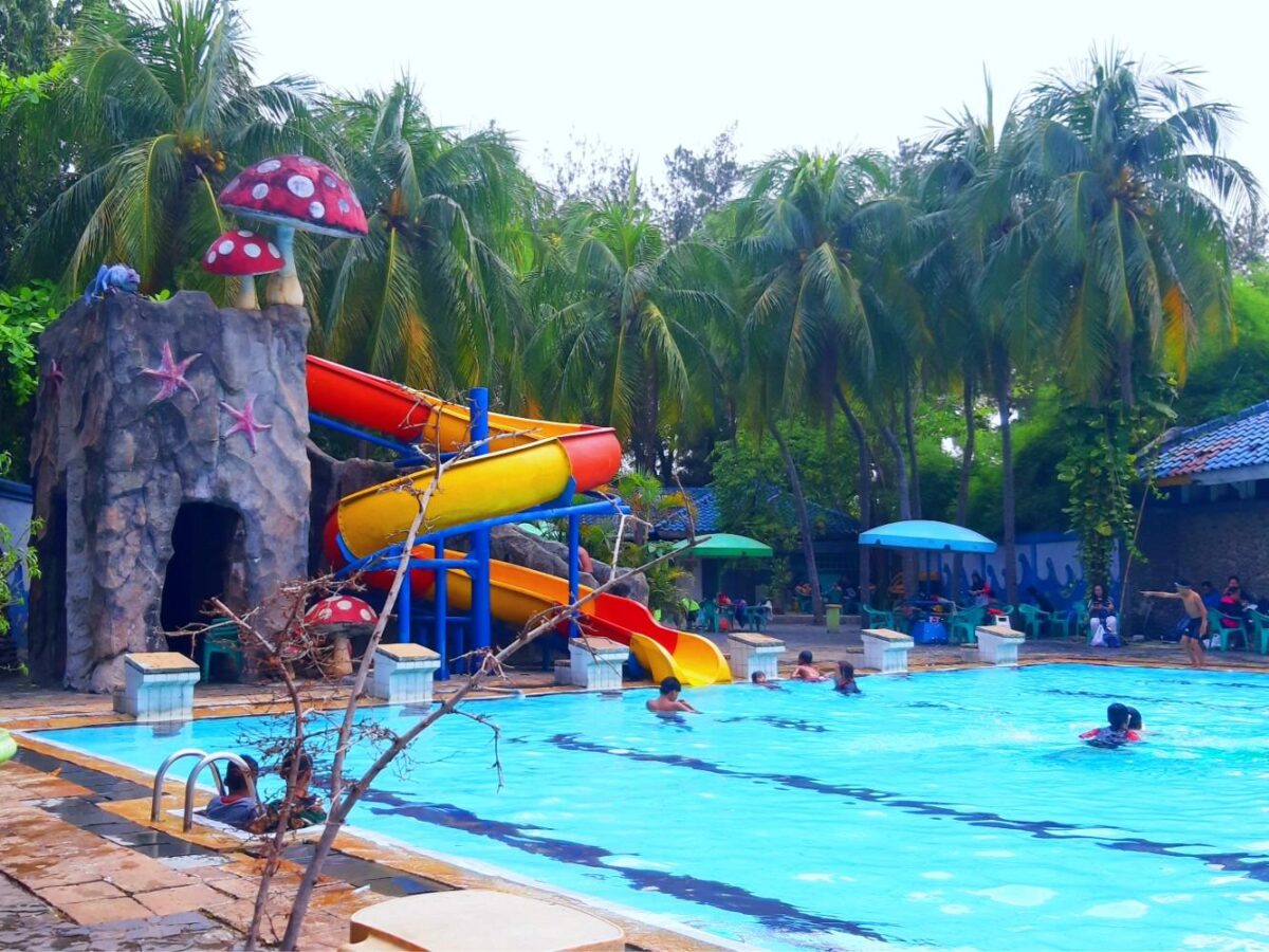 Papan seluncur spiral di Kolam Renang BSD City