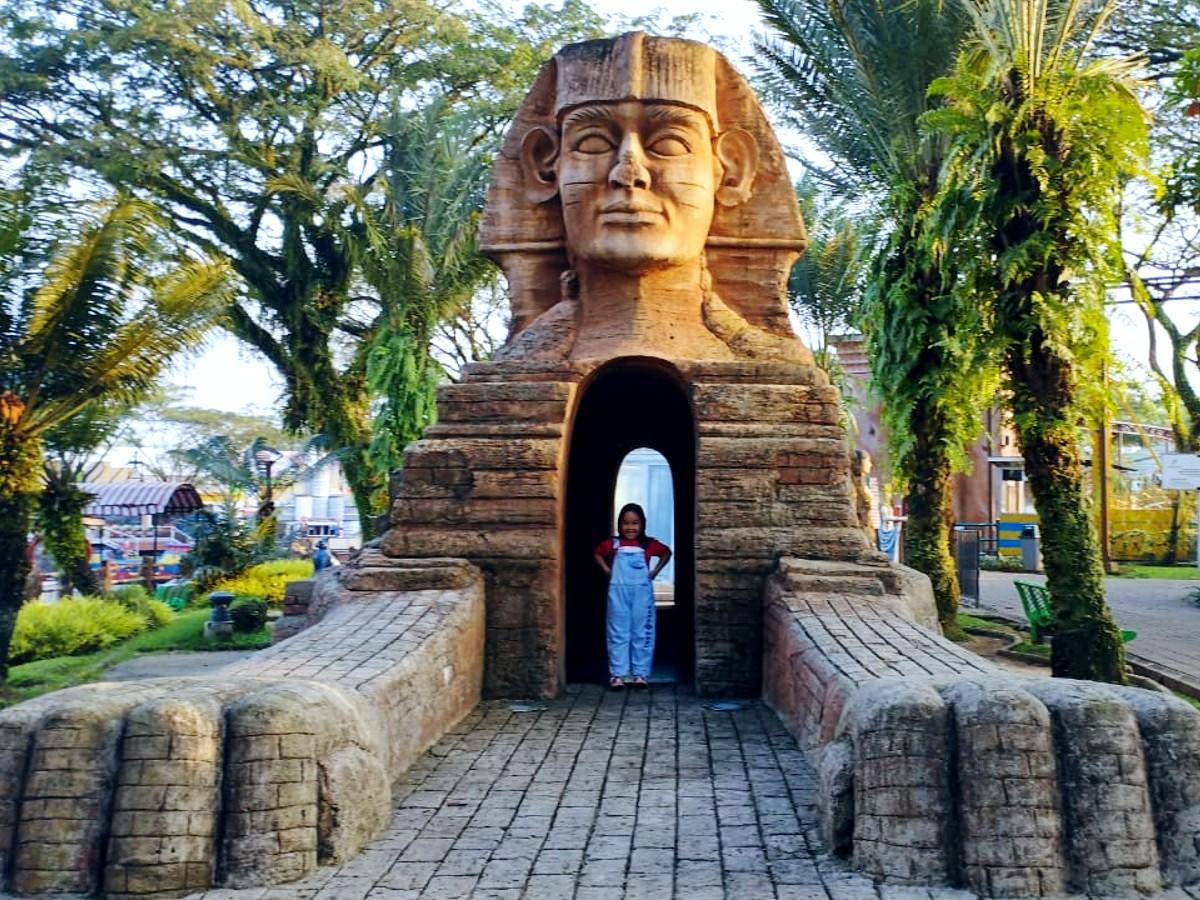Patung Spinx di Citra Raya World of Wonders Theme park