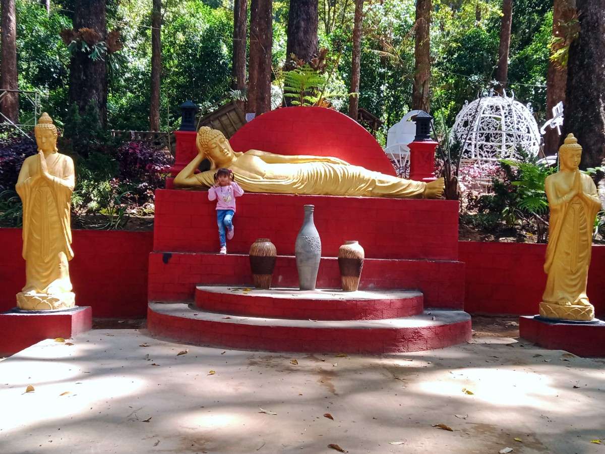 Patung Budha di Lawu Green Forest