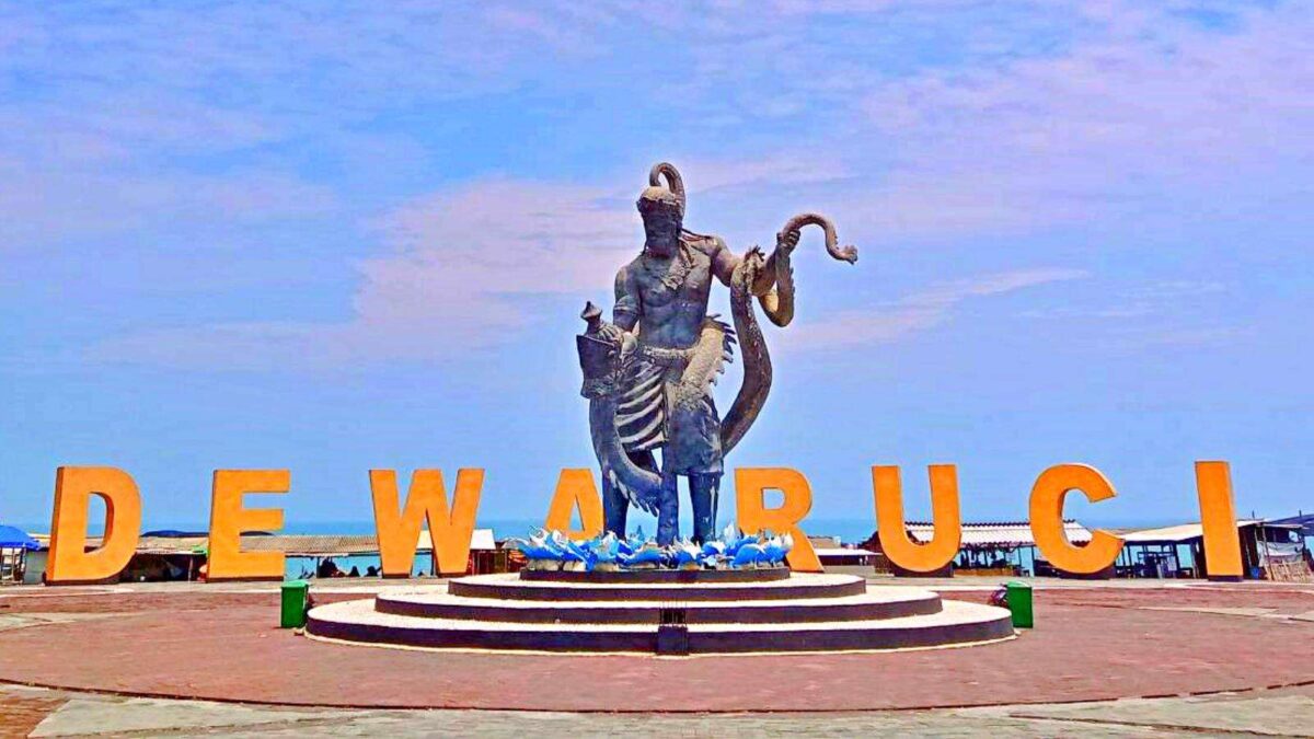 Patung Dewaruci menjadi ikon yang berdiri di tepi pantai
