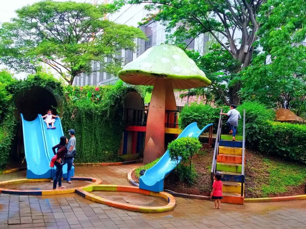 Taman Potret memiliki permainan Rumah Liliput dengan papan seluncur