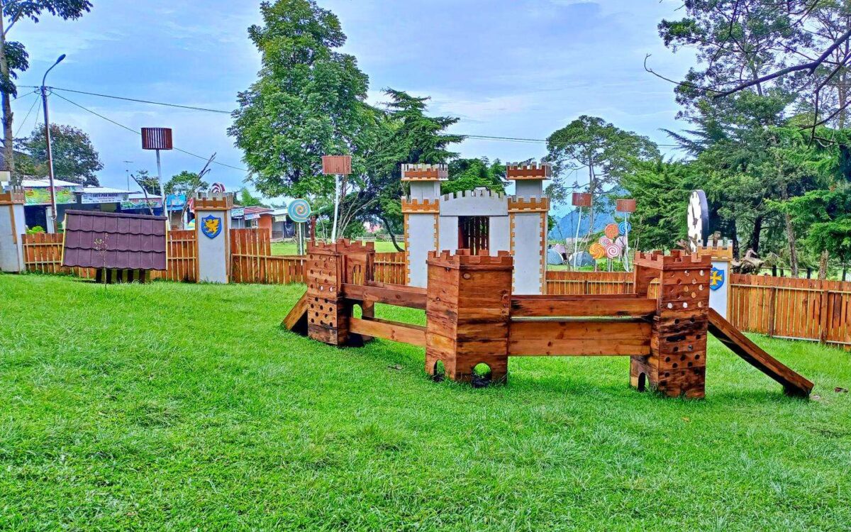 Suasana taman yang asri di Tawangmangu Wonder Park