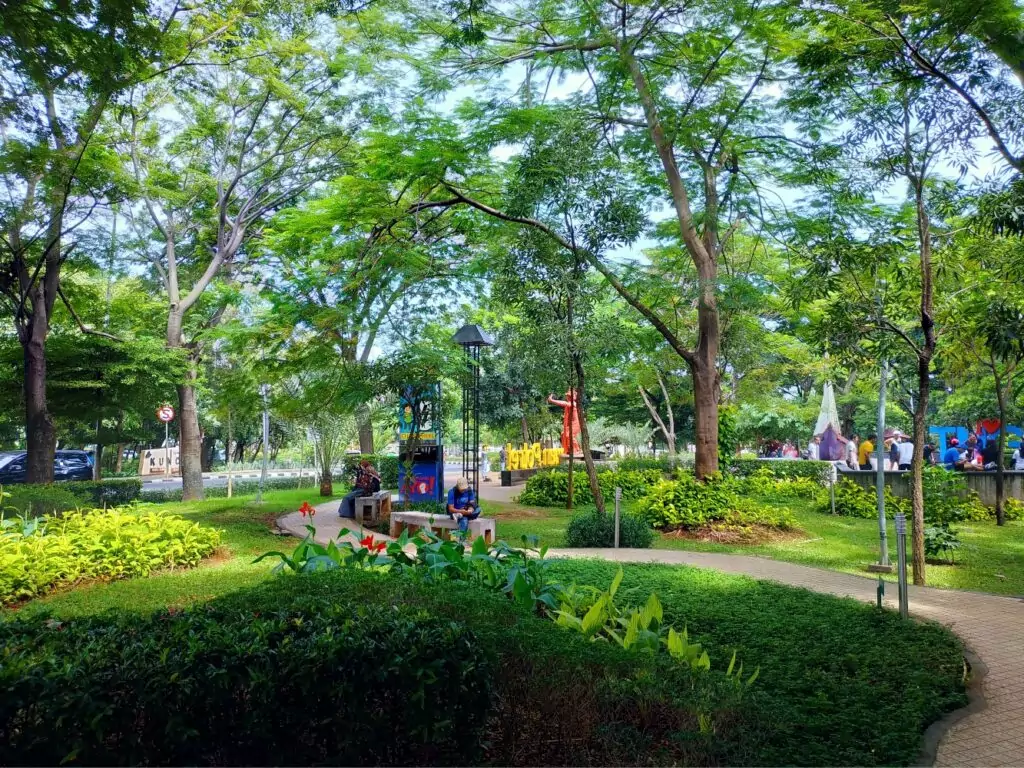 Taman Potret memiliki tanaman dan pepohonan yang hijau dan rindang