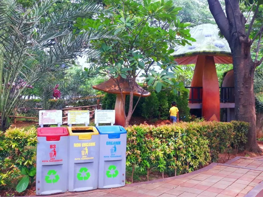 Area Taman Potret dengan 3 jenis tempat sampah