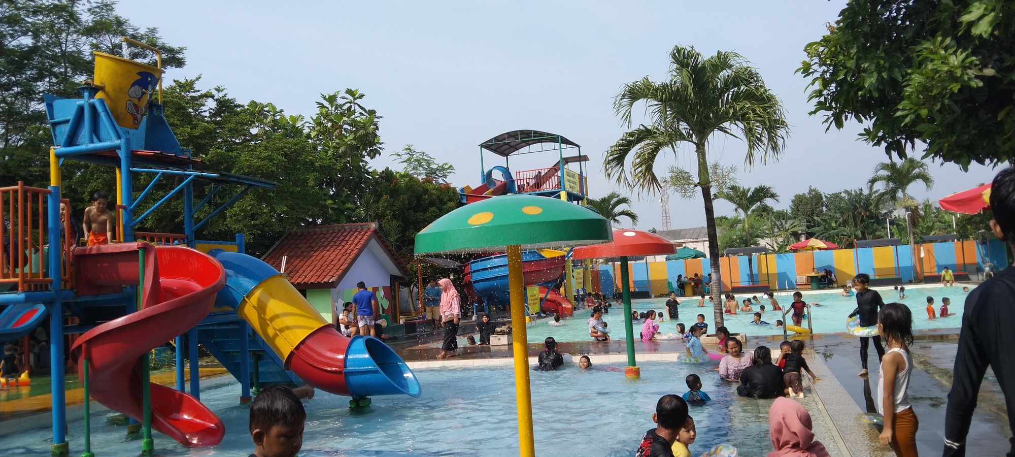 Wisatawan Sedang Berenang dan Bermain Air di Kolam Renang Anak-Anak dan Kolam Renang Dewasa Arina Waterpark