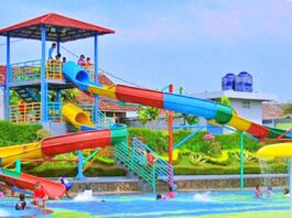 Bermain wahana peluncuran air warna-warni di Sukahaji Waterboom