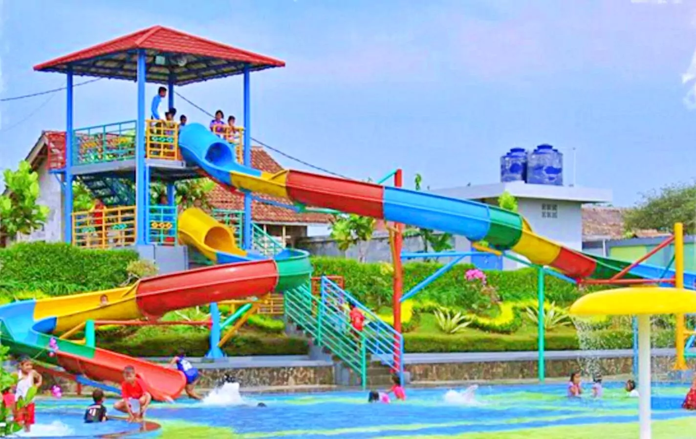 Bermain wahana peluncuran air warna-warni di Sukahaji Waterboom