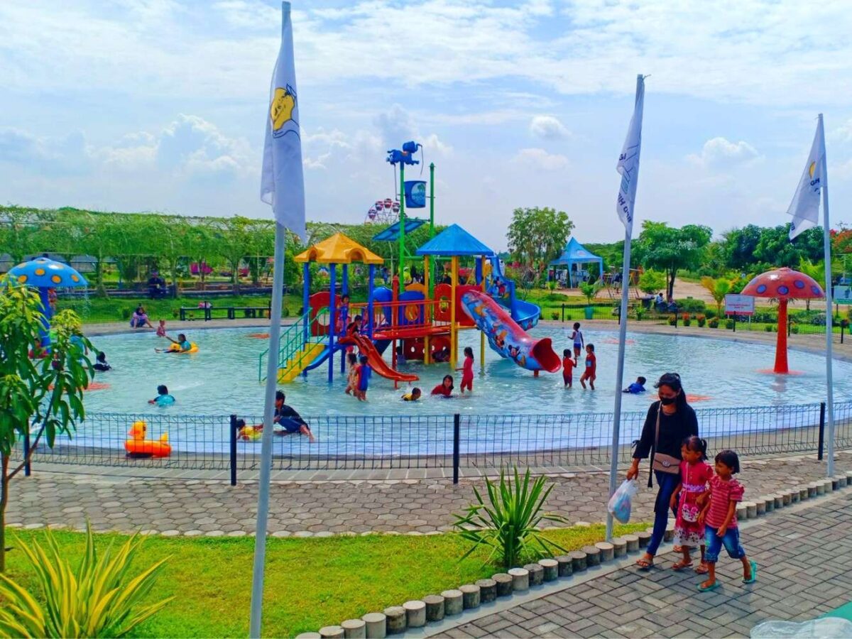 waterboom dengan berbagai wahana di demak green garden