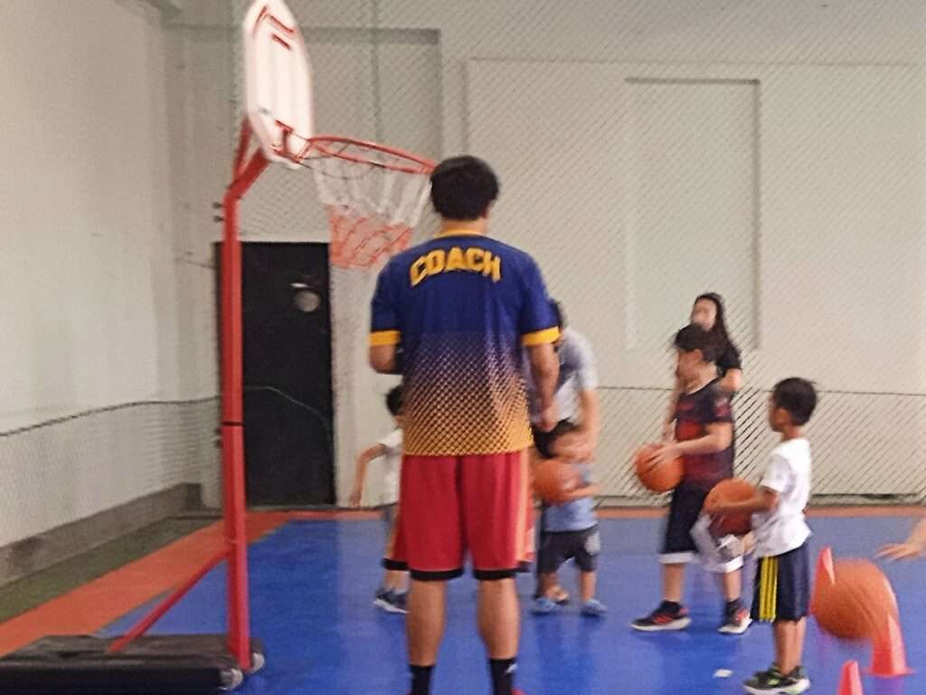 Anak-anak belajar basket dengan coach