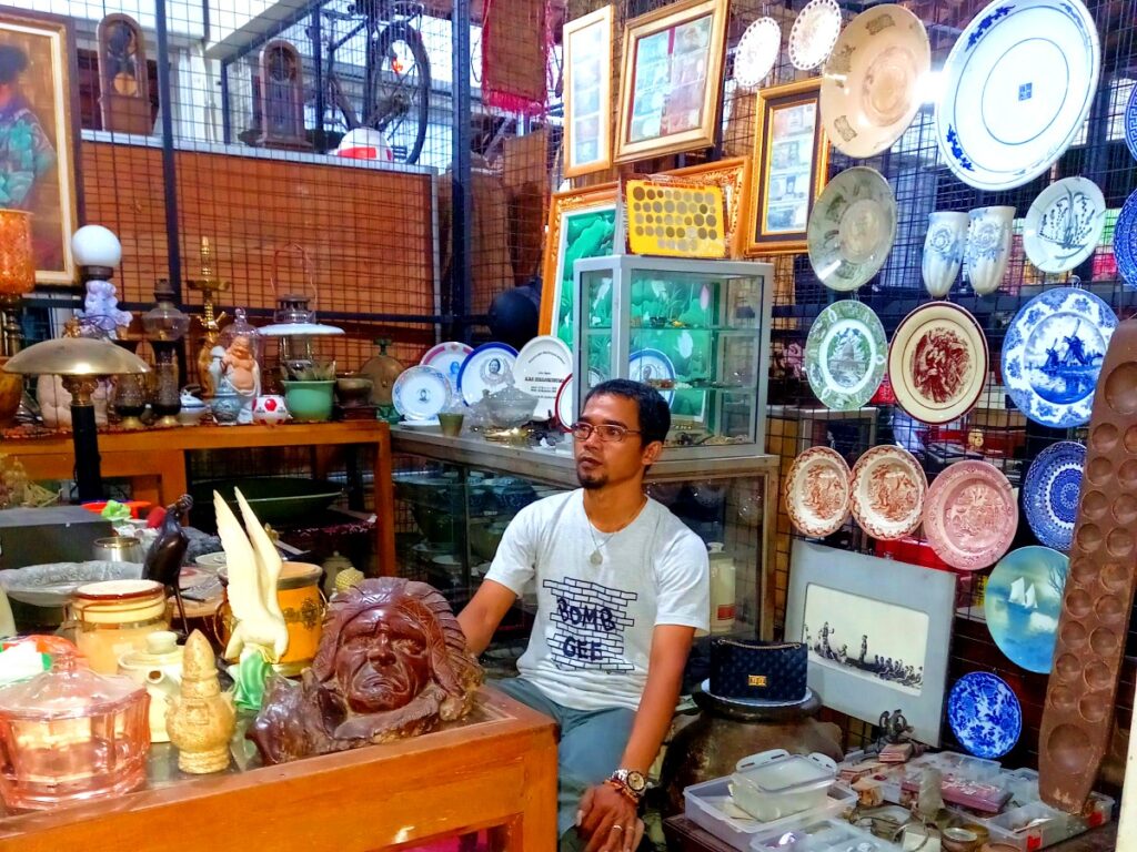 Penjual barang antik Pasar Seni gabusan