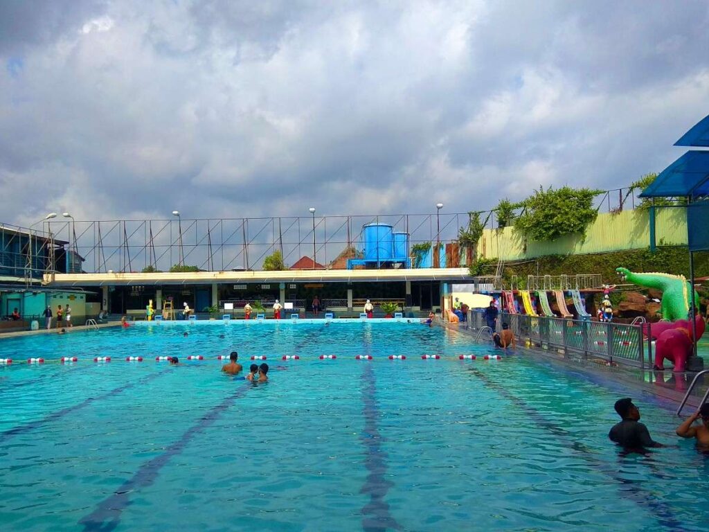 Wahana kolam renang di Bengawan Sport Centre