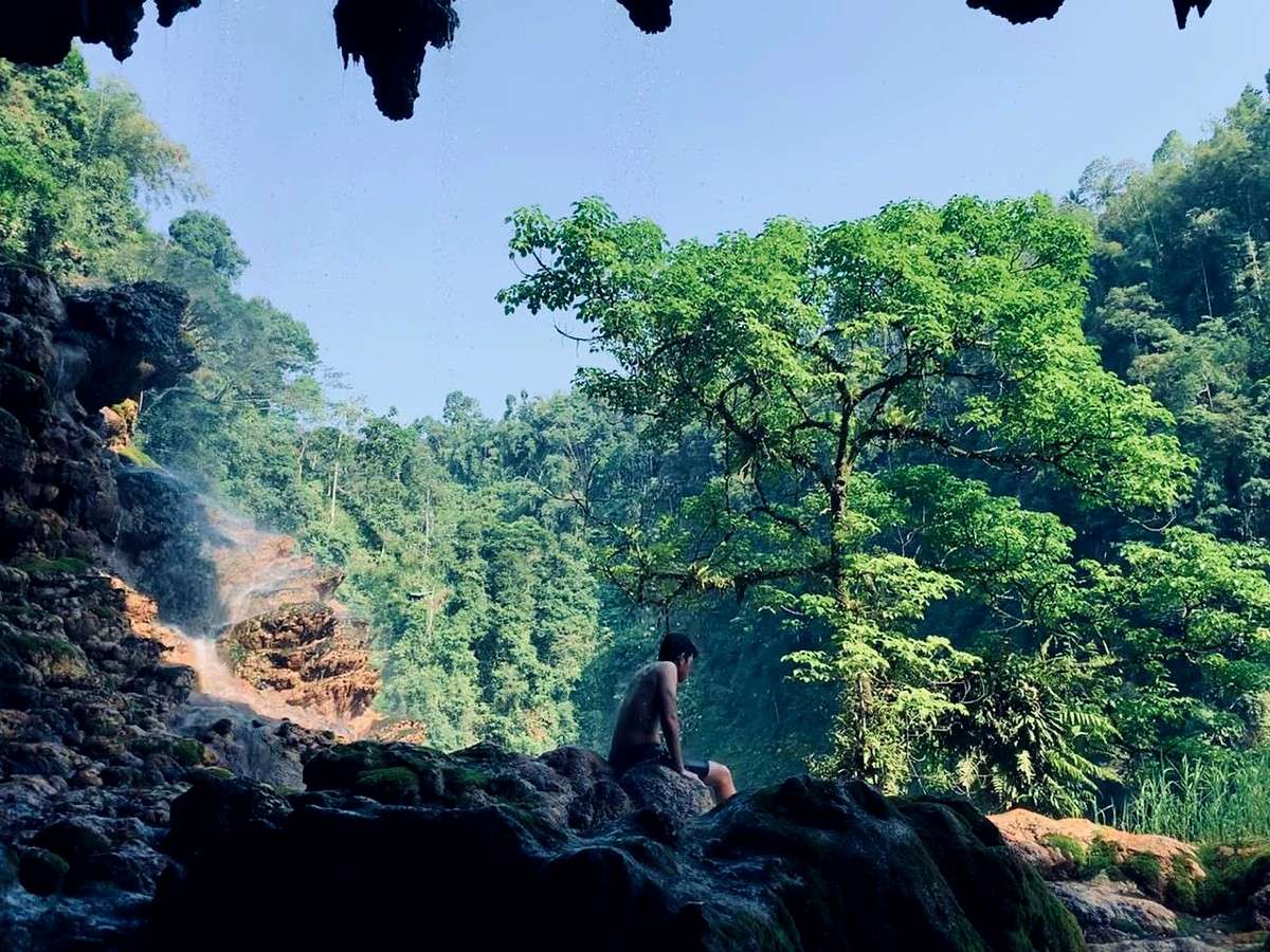 Pemandangan alam dari dalam Goa Tetes