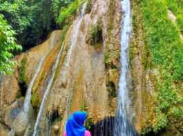 Air terjun mengalir di depan mulut Gua