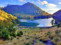 area berkemah di tepi danau Ranu Kumbolo Gunung Semeru