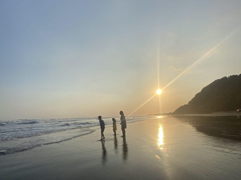 Matahari yang menyinari sepanjang Pantai Parangendog