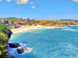 Suasana pantai terlihat dari ketinggian tebing-tebing di sekitarnya