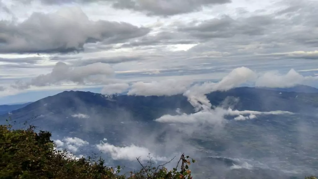 Pemandangan Kabut Mistis di Gunung Cikuray