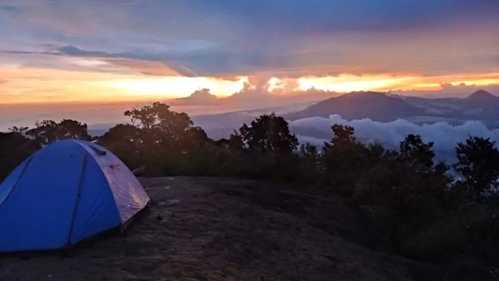 Pemandangan Matahari Terbit di Puncak Gunung Cikuray